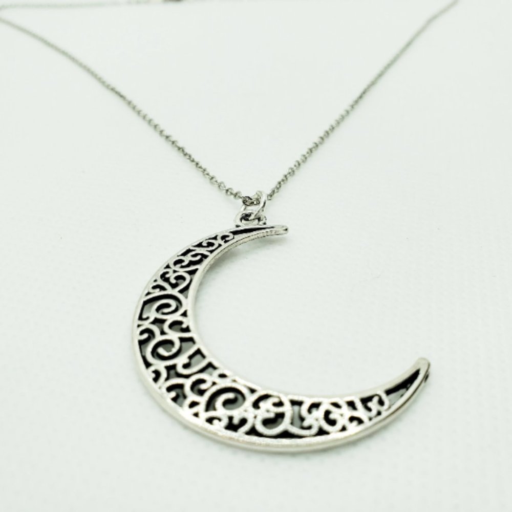 🌹3/$30 NEW Silver crescent Moon charm silver plated minimalist necklace